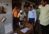 दिव्यांगाच्या एका मतासाठी यंत्रणा दुर्गम गावात Ø महाराष्ट्र – तेलंगणा सीमेवरील महाराजगुडा येथे गृहमतदानातून नोंदविले मत