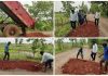 महेंद्र कोवले फ्रेंड्स क्लब कडून श्रमदानातून राज्यमार्गाचे खड्डे बुजविण्याचे काम